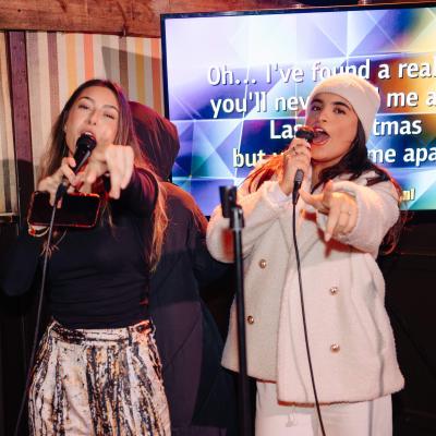 Karakters Karaoke Bar